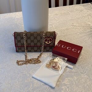 Gucci Signature Wallet❤️Free Gucci Charm❤️FIRM PRICE